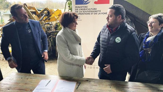 Signature du premier prêt conjoncturel par la Ministre et l'agriculteur bénéficiaire